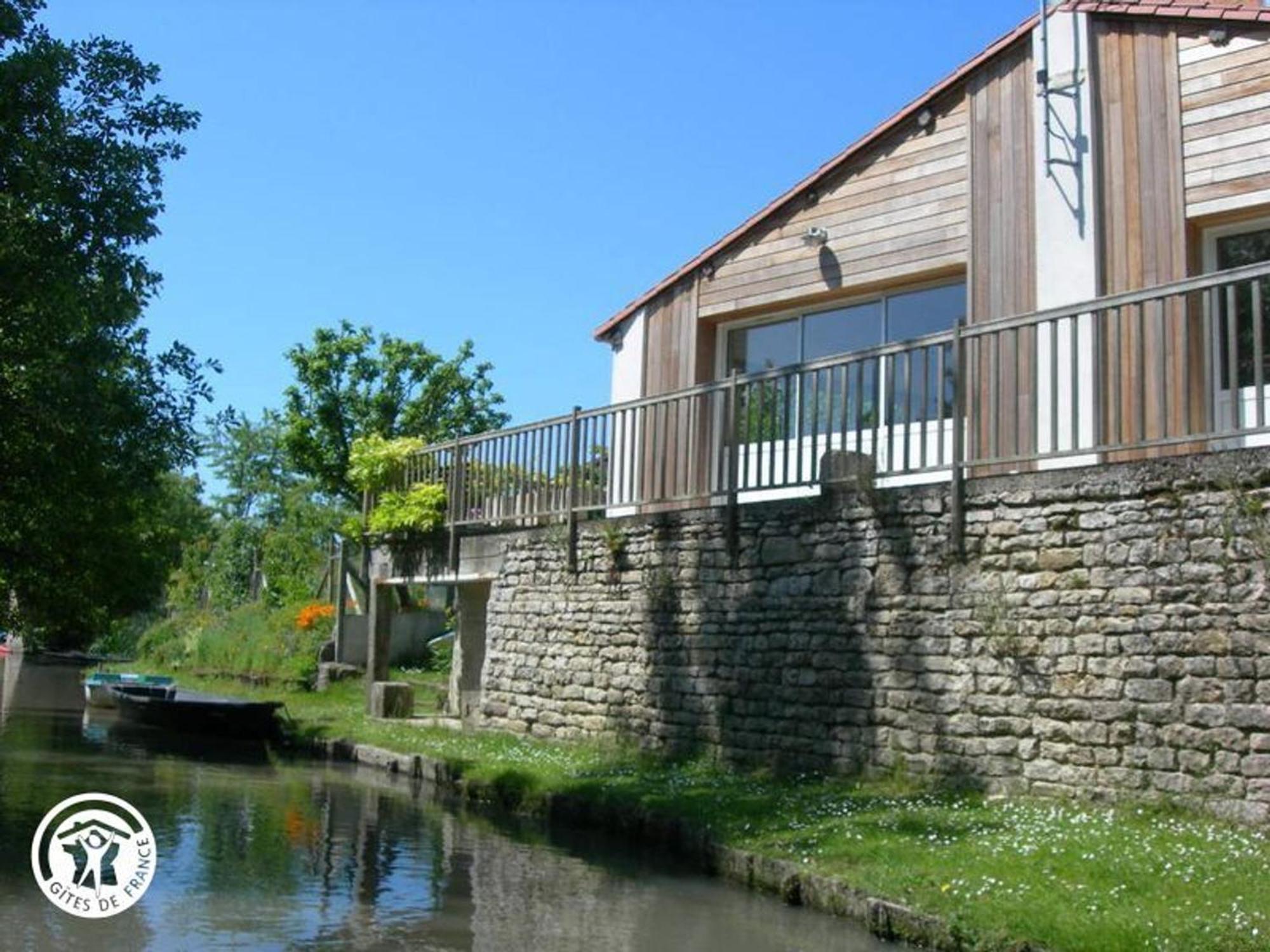 Gite Charmant Au Bord De L'Eau Avec Canoes, Terrasse Et Jardin A Damvix, Au Coeur Du Marais Poitevin. - Fr-1-426-354 Villa Екстериор снимка